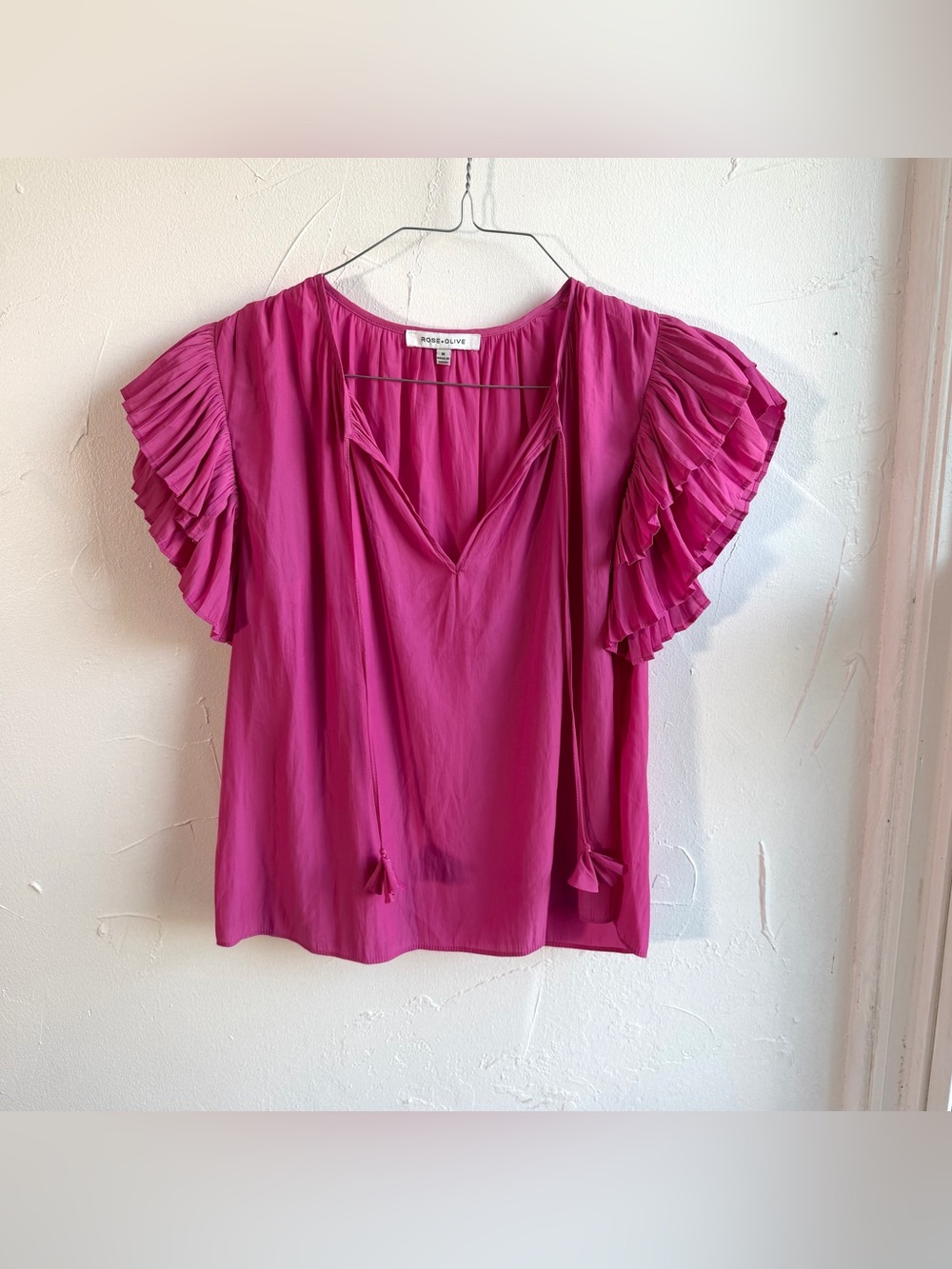 Rose + Olive Fluttered Short Sleeved Blouse Size Medium